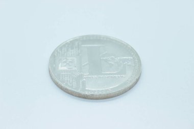 fiziksel gümüş litekoin madeni para beyaz arka planda yer almaktadır