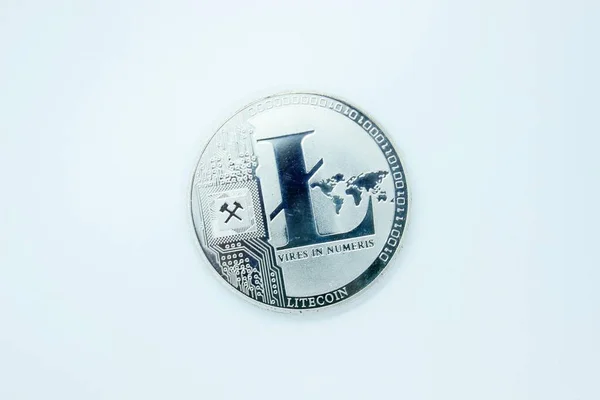 Fisica moneta litecoin argento si trova su uno sfondo bianco — Foto Stock