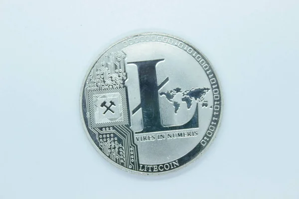 Moneda litecoin plata física se encuentra sobre un fondo blanco — Foto de Stock