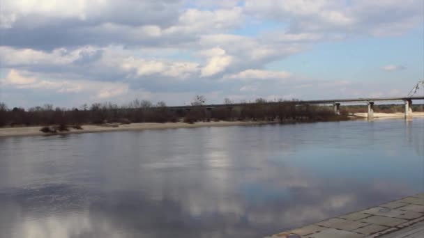 Nehir sakin su güneşli gün doğa — Stok video