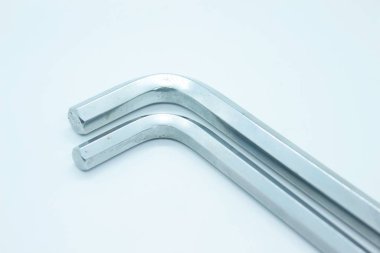 Çelik altıgenler beyaz arkaplanda yer almaktadır