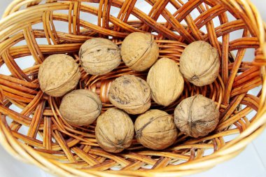 Hasır sepetin içinde güzel, lezzetli cevizler yatıyor.