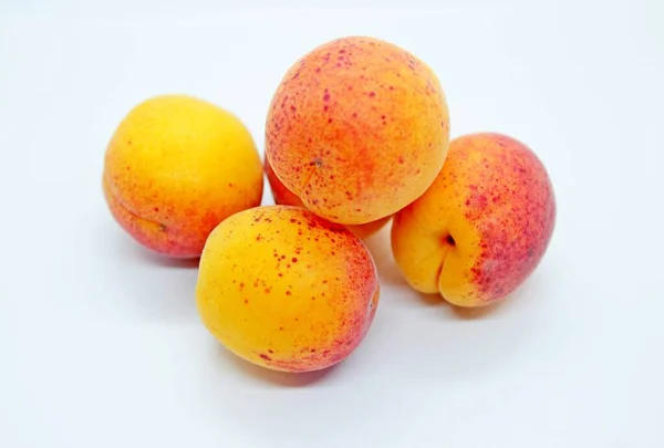 Lahodné krásné meruňky se nachází na bílém pozadí — Stock fotografie