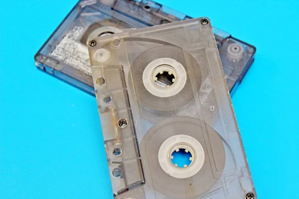 Mavi arkaplanda bulunan eski şeffaf ses kasetleri