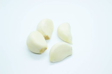 Beyaz arka planda bulunan sarımsaklı karanfiller