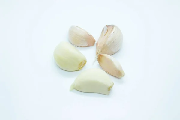 Czosnek Ząbki zlokalizowane na białym tle — Zdjęcie stockowe