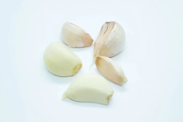 Spicchi d'aglio situati su uno sfondo bianco — Foto Stock