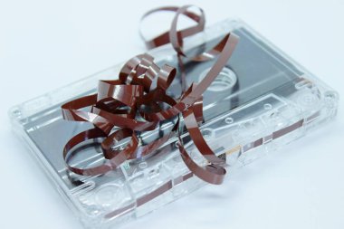 Beyaz arkaplanda plastik şeffaf ses kaseti