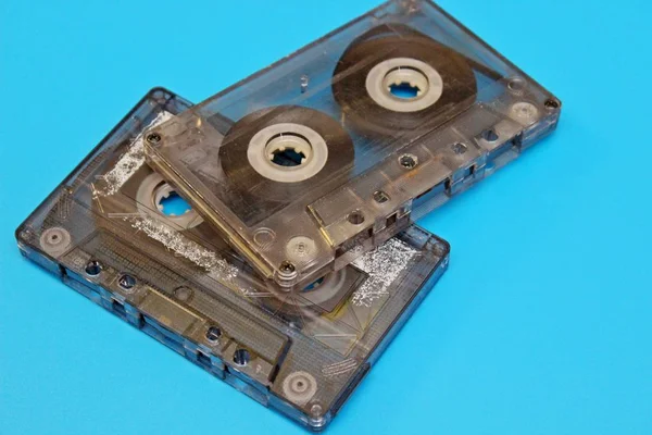 Πλαστικές διάφανες κασέτες ήχου που βρίσκονται σε μπλε φόντο — Φωτογραφία Αρχείου