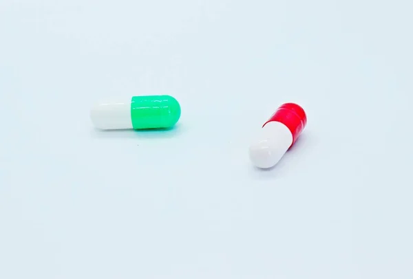 Multi-colored pills are located on a white background — Stock Photo, Image