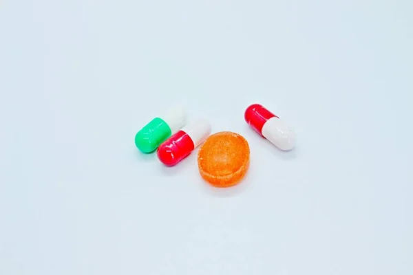 Mehrfarbige Pillen befinden sich auf weißem Hintergrund — Stockfoto