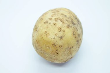 Beyaz arka planda patates yumrusu