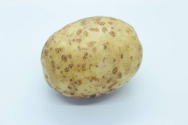 Beyaz arka planda patates yumrusu