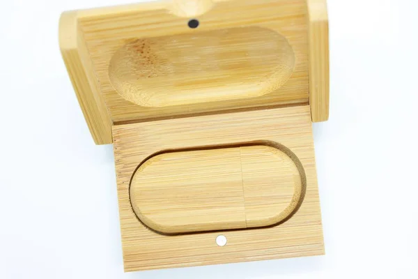 Drewniany pendrive umieszczony na białym tle — Zdjęcie stockowe