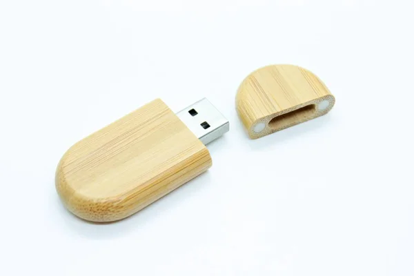 Beyaz arka planda bulunan tahta flash disk