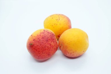 Beyaz arka planda lezzetli, olgun, güzel kayısılar.