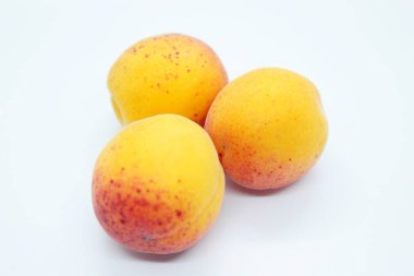 Beyaz arka planda lezzetli, olgun, güzel kayısılar.