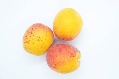 Beyaz arka planda güzel, taze kayısılar var.