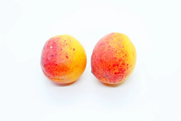 Красивые вкусные свежие абрикосы, расположенные на белом фоне — стоковое фото