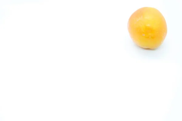 白地にある熟した梅 — ストック写真