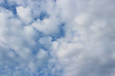 Güzel mavi gökyüzü, güzel beyaz bulutlar. Hava Durumu