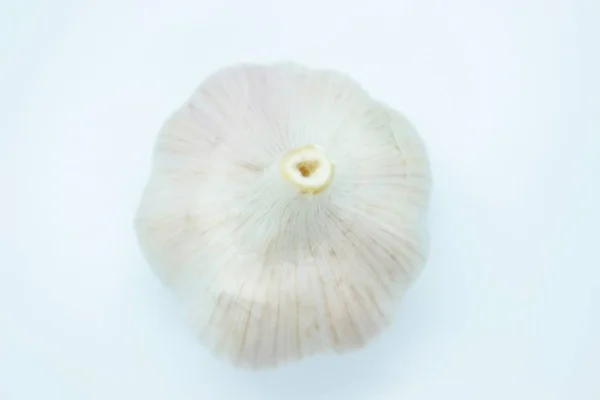 Κεφαλή του σκόρδου που βρίσκεται σε λευκό φόντο — Φωτογραφία Αρχείου
