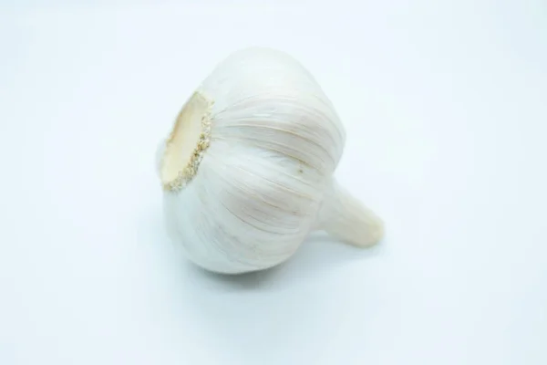 Hlava česneku se nachází na bílém pozadí — Stock fotografie