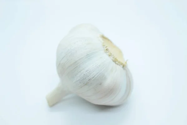 Hlava česneku se nachází na bílém pozadí — Stock fotografie