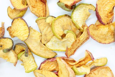 Beyaz arka planda kurumuş olgun elmalar