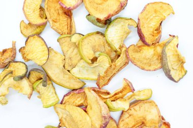 Beyaz arka planda kurumuş olgun elmalar