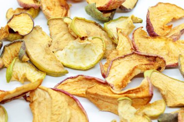 Beyaz arka planda kurumuş olgun elmalar