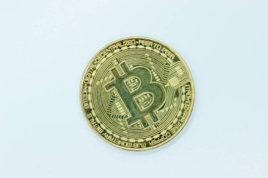 Bitcoin altın madeni para beyaz arka planda yer almaktadır