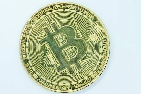 Bitcoin altın madeni para beyaz arka planda yer almaktadır