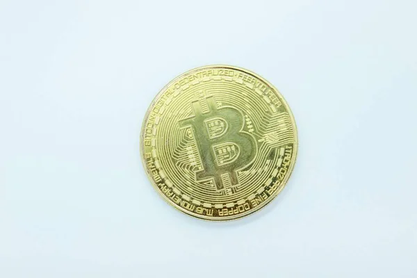 Bitcoin altın madeni para beyaz arka planda yer almaktadır