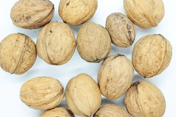 Beyaz arka planda bulunan cevizler