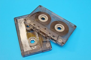 Mavi arka plan üzerinde bulunan eski ses kasetleri