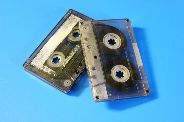 Παλιές κασέτες ήχου που βρίσκονται σε μπλε φόντο — Φωτογραφία Αρχείου