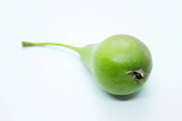 Grüne schöne leckere Birne befindet sich auf weißem Hintergrund — Stockfoto