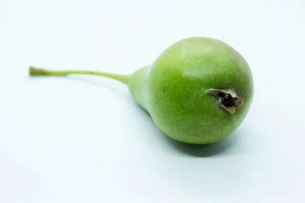 Зелена красива смачна груша розташована на білому тлі — стокове фото
