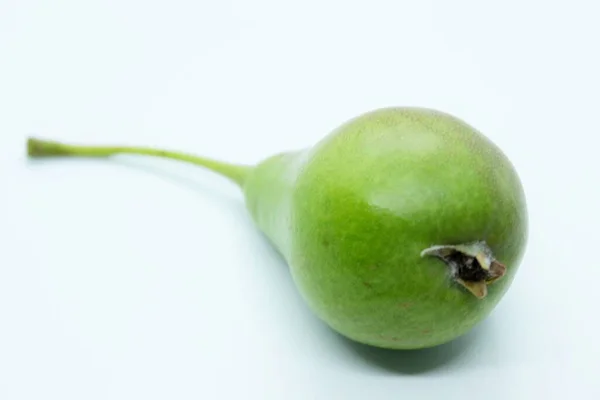 Zelená krásná lahodná hruška se nachází na bílém pozadí — Stock fotografie