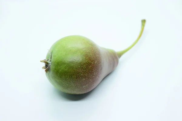 Verde bella deliziosa pera si trova su uno sfondo bianco — Foto Stock