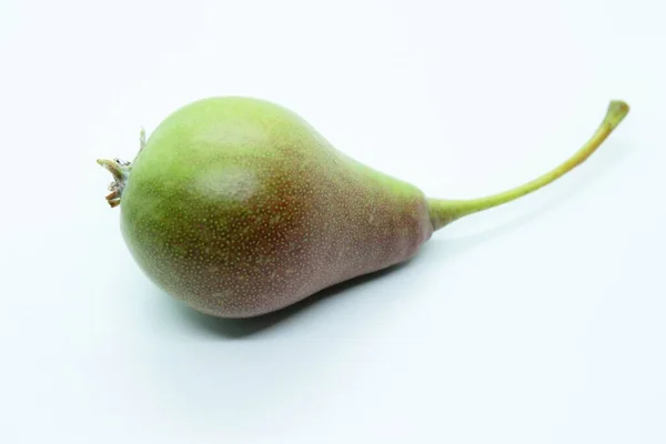 Verde bella deliziosa pera si trova su uno sfondo bianco — Foto Stock