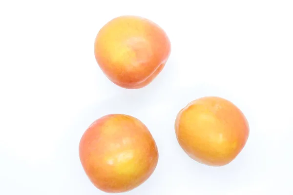 白い背景に熟したオレンジの梅 — ストック写真