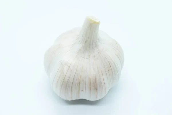 Cabeza de ajo situada sobre un fondo blanco — Foto de Stock