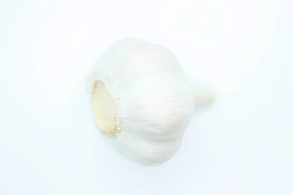 Beyaz arka planda bulunan sarımsak kafa.