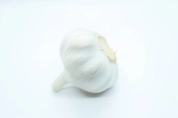 Česneková hlava umístěná na bílém pozadí — Stock fotografie