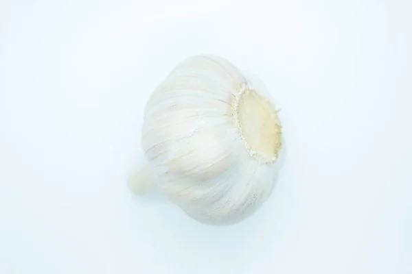 Česneková hlava umístěná na bílém pozadí — Stock fotografie