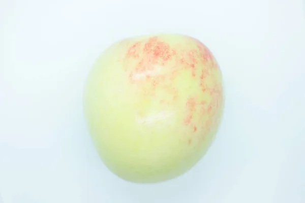 Groene mooie appel gelegen op een witte achtergrond — Stockfoto