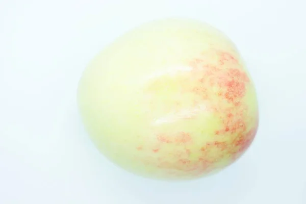 Zielone piękne jabłko znajduje się na białym tle — Zdjęcie stockowe