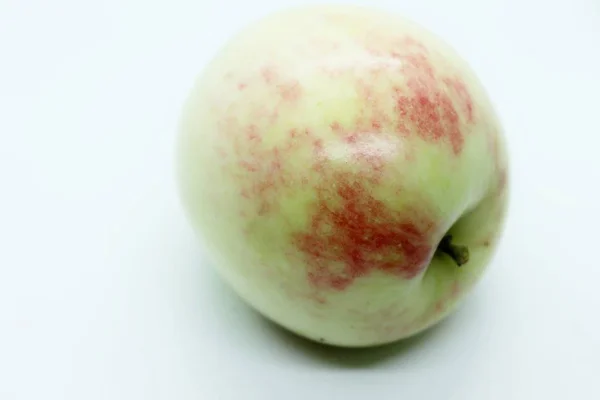 Groene mooie appel gelegen op een witte achtergrond — Stockfoto